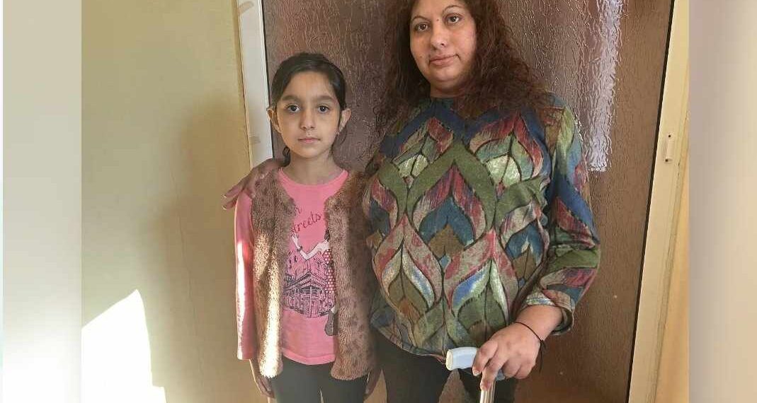 Да помогнем на една самотна майка да хване ръката на детето си без болка