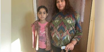 Да помогнем на една самотна майка да хване ръката на детето си без болка