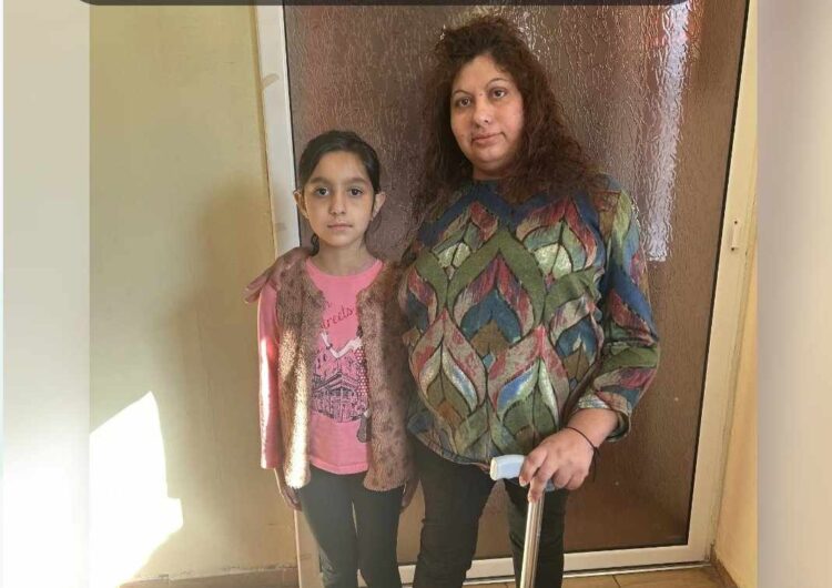 Да помогнем на една самотна майка да хване ръката на детето си без болка