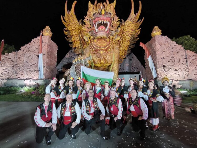 Заредени с нови емоции и спомени изпълнителите от “Хопни ми, тропни ми” и трио “Звън” се завърнаха от тропическия о. Бали