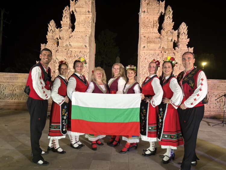 Заредени с нови емоции и спомени изпълнителите от “Хопни ми, тропни ми” и трио “Звън” се завърнаха от тропическия о. Бали