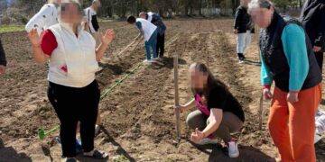 Екипът и пациентите в Психиатричната болница заедно засадиха зеленчукова градинка