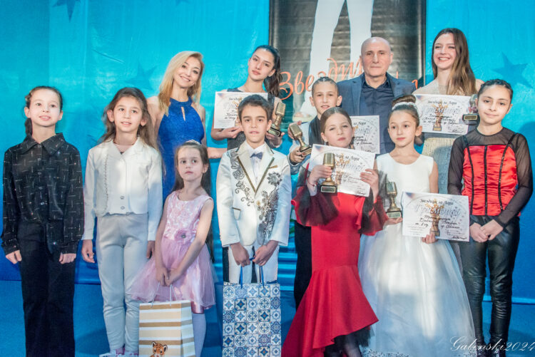 Звездици на “Upstream Voices” пяха за Лора и ангелите от Лим в Свищов