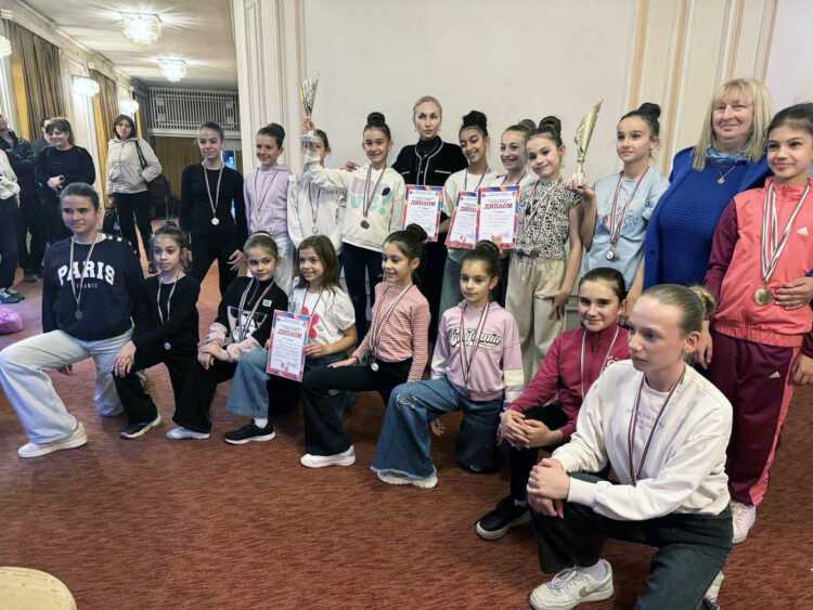 Балерините с купи, медали и дипломи от националния конкурс “Танцова въртележка 2025”