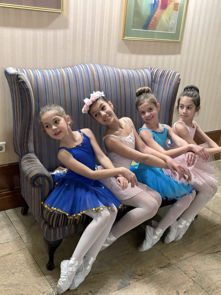 Балерините с купи, медали и дипломи от националния конкурс “Танцова въртележка 2025”