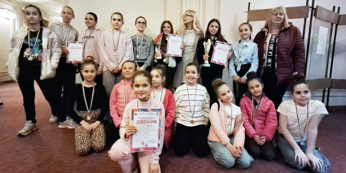 Балерините с купи, медали и дипломи от националния конкурс “Танцова въртележка 2025”