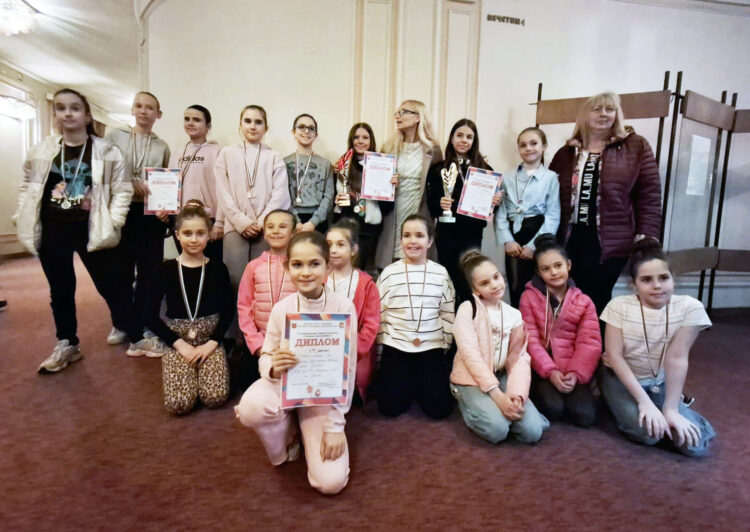 Балерините с купи, медали и дипломи от националния конкурс “Танцова въртележка 2025”