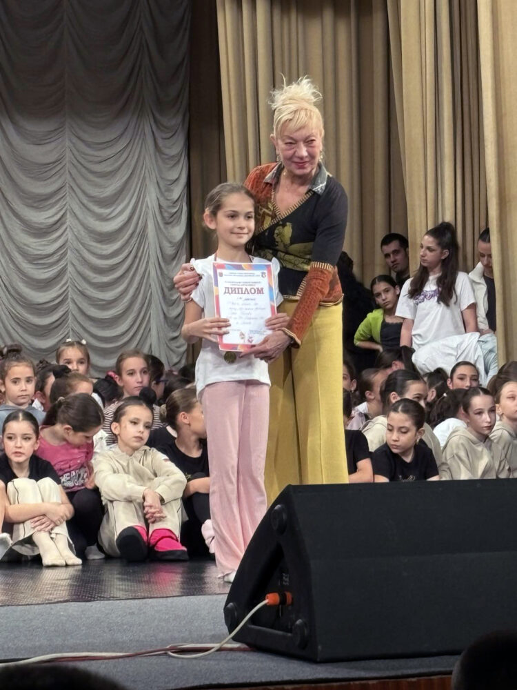 Балерините с купи, медали и дипломи от националния конкурс “Танцова въртележка 2025”