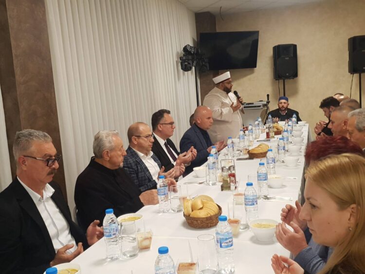 Ифтар събра мюсюлмани и християни на обща трапеза в Севлиево