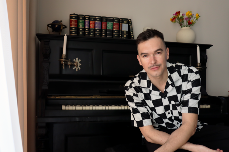 Галерия “Видима” представя “Сън преди вечност”, изложба-портрет на майстора на поетичния колаж Мартин Джачков