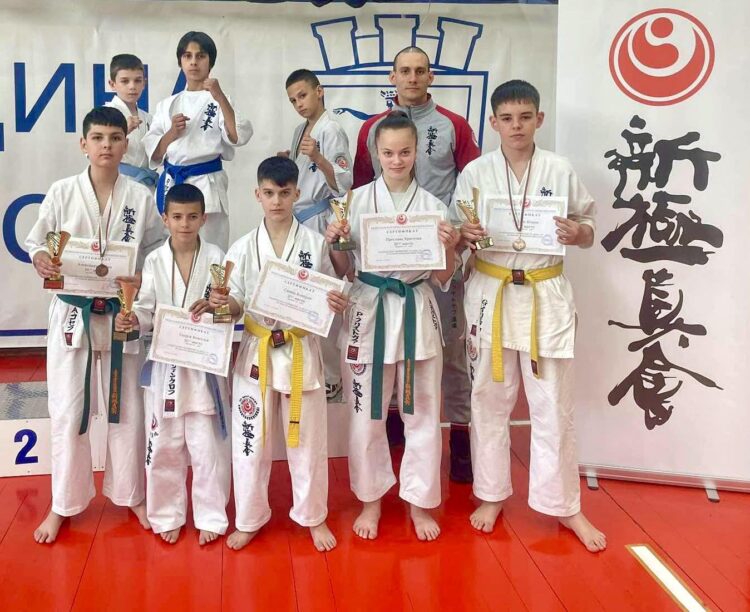 Медали за каратеките и от първенство по “ката”