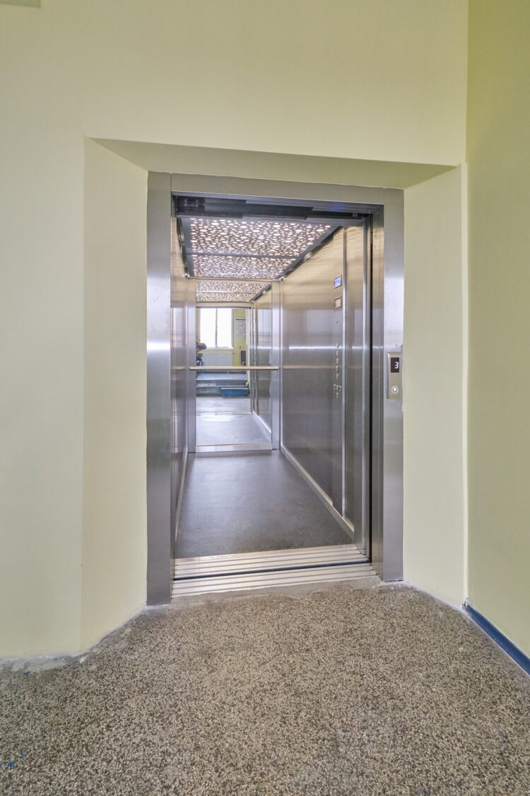 С нов асансьор посрещнаха Световния ден на здравеопазването в МБАЛ “Д-р Стойчо Христов”