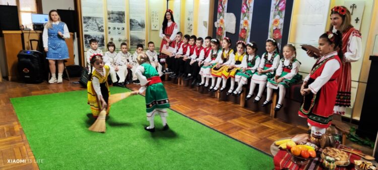 “Пролетна седянка” – урок по родолюбие с песни и танци в Хаджистояновото училище