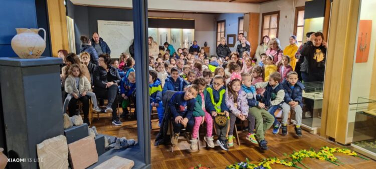 “Пролетна седянка” – урок по родолюбие с песни и танци в Хаджистояновото училище