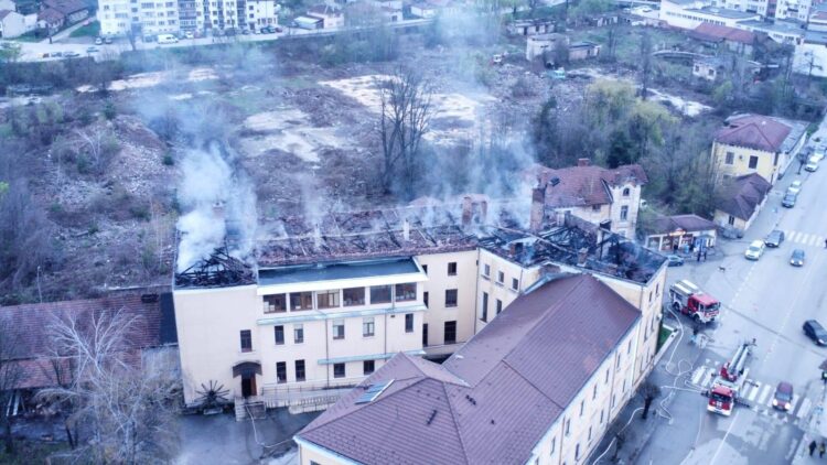 Изгоря покривът на Национална гимназия за приложни изкуства „Тревненска школа“