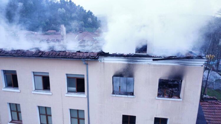 Изгоря покривът на Национална гимназия за приложни изкуства „Тревненска школа“