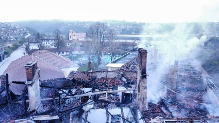 Изгоря покривът на Национална гимназия за приложни изкуства „Тревненска школа“