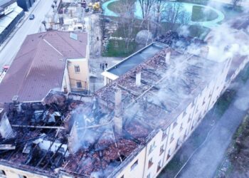 Изгоря покривът на Национална гимназия за приложни изкуства „Тревненска школа“