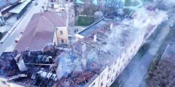 Изгоря покривът на Национална гимназия за приложни изкуства „Тревненска школа“