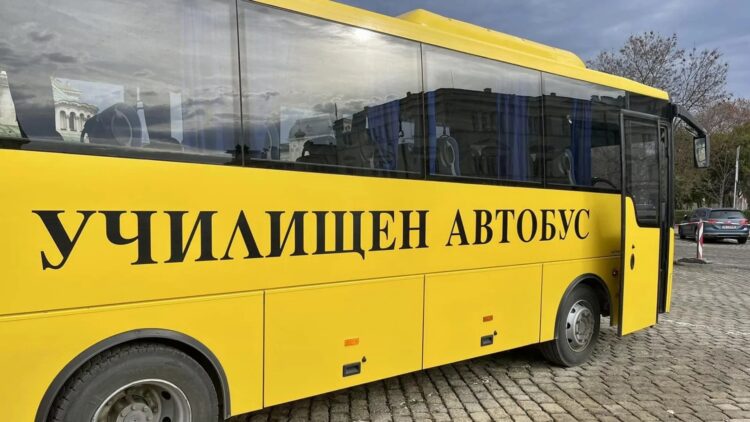 С по-голям автобус ще се возят децата и учениците до с. Крамолин