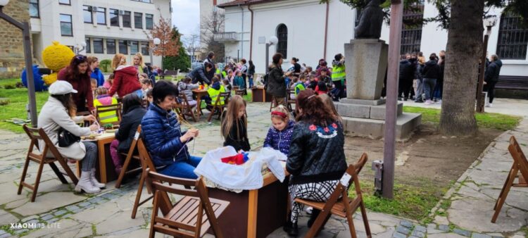 Деца усетиха магията на златната нишка в рамките на Европейските дни на художествените занаяти