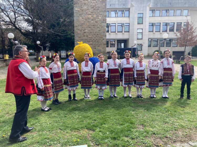 Деца усетиха магията на златната нишка в рамките на Европейските дни на художествените занаяти