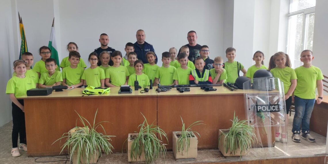 Доброволците от програмата „Детско полицейско управление“ посетиха Полицията