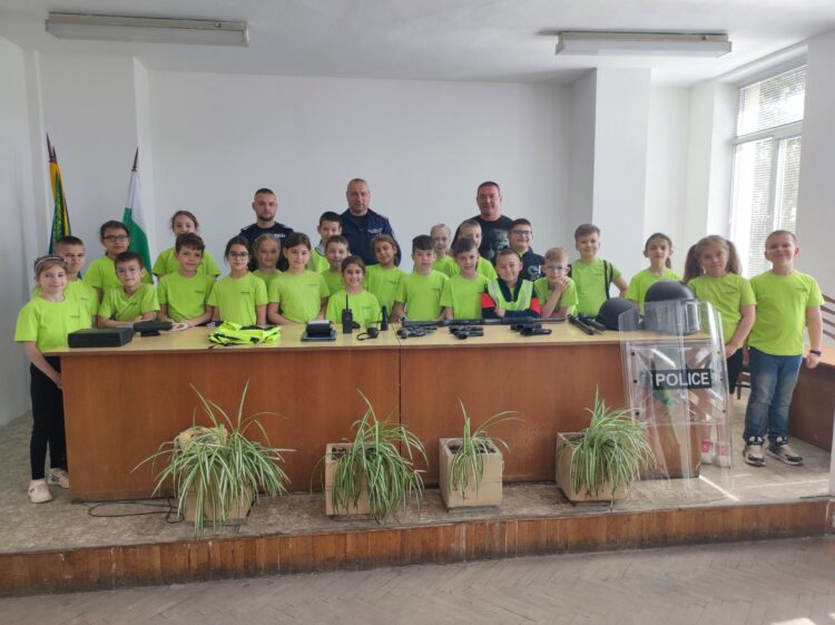 Доброволците от програмата „Детско полицейско управление“ посетиха Полицията