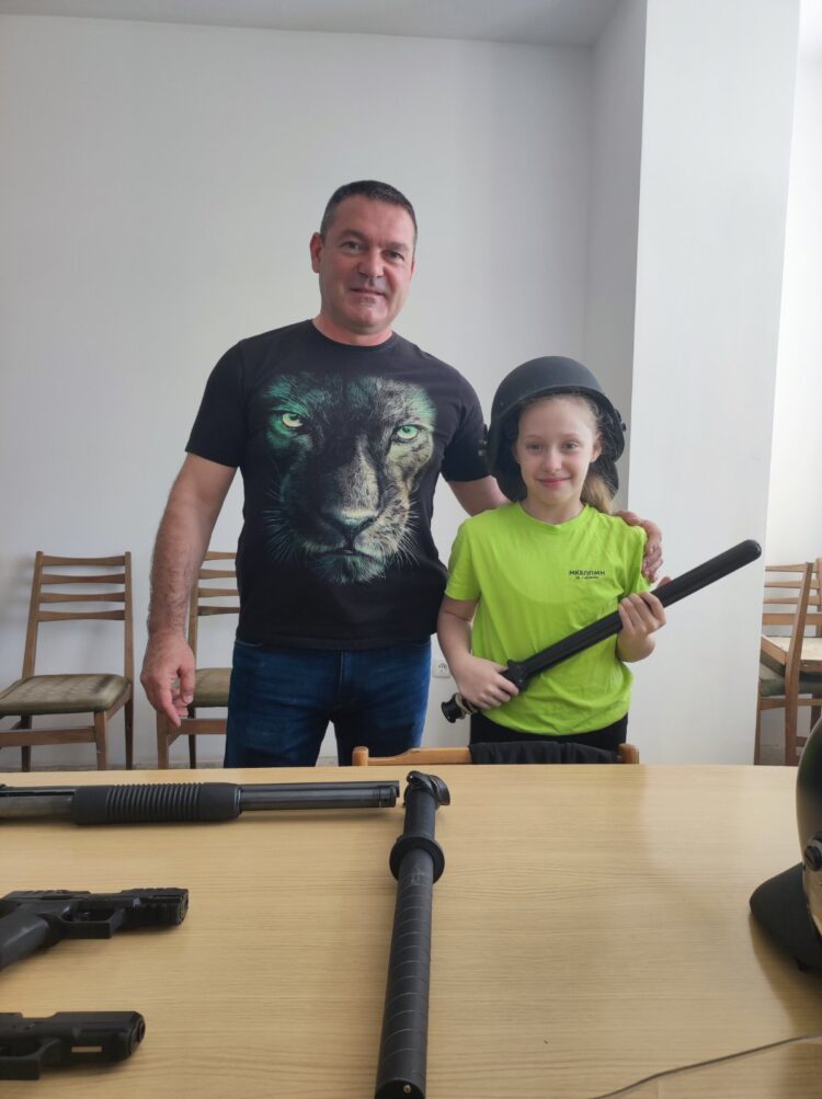 Доброволците от програмата „Детско полицейско управление“ посетиха Полицията