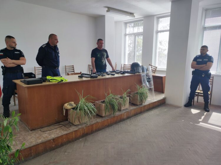 Доброволците от програмата „Детско полицейско управление“ посетиха Полицията