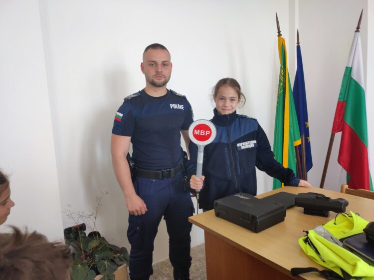 Доброволците от програмата „Детско полицейско управление“ посетиха Полицията