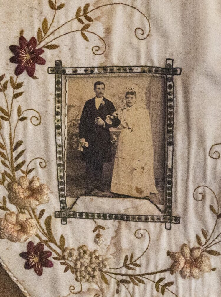 Историческия музей представя изложбата на ДА “Архиви” – “Модата в огледалото на едно столетие – от средата на XIX в. до средата на XX в.”