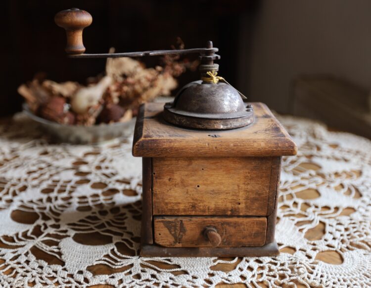 Историческия музей представя изложбата на ДА “Архиви” – “Модата в огледалото на едно столетие – от средата на XIX в. до средата на XX в.”