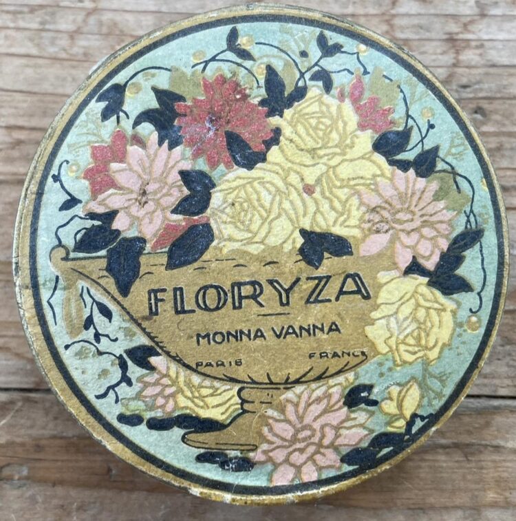 Историческия музей представя изложбата на ДА “Архиви” – “Модата в огледалото на едно столетие – от средата на XIX в. до средата на XX в.”