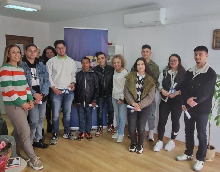 Сдружението на жените “Надежда 2001” с мил жест към абитуриентите