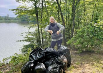 Английски пример за българската природа:  Лаура и Трейси с урок по чистота край яз. “Буря”