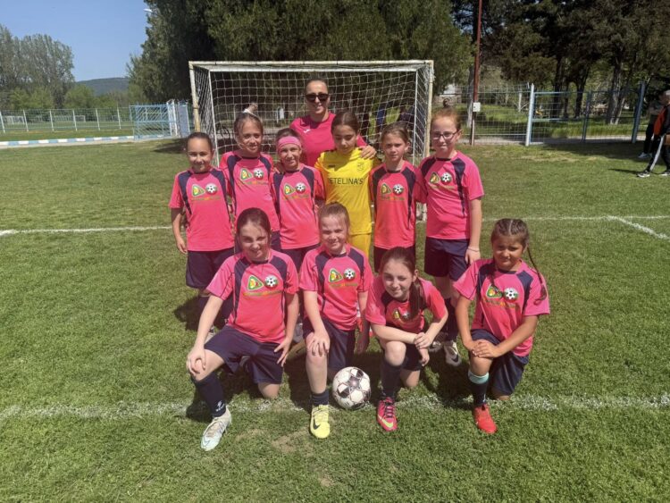 Малките ни футболистки с две разгромни победи, девойките отстъпиха