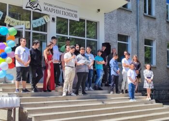 С трактор, усмивки и аплодисменти – така си тръгна Випуск 2025 на ПГ “Марин Попов”