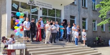 С трактор, усмивки и аплодисменти – така си тръгна Випуск 2025 на ПГ “Марин Попов”