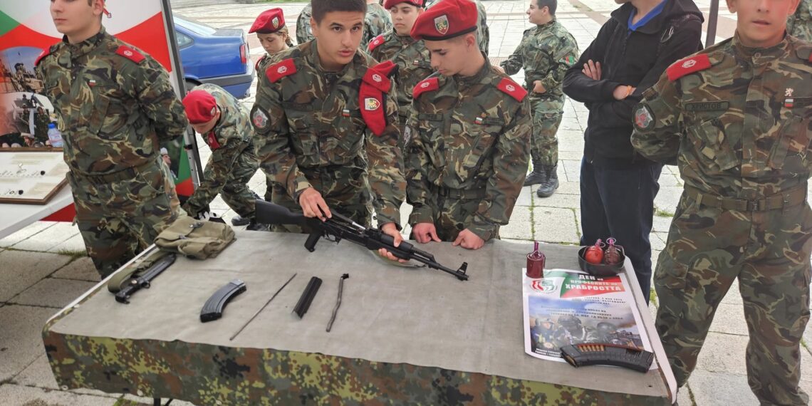 Воини, полицаи и пожарникари представиха в Габрово професиите на храбростта