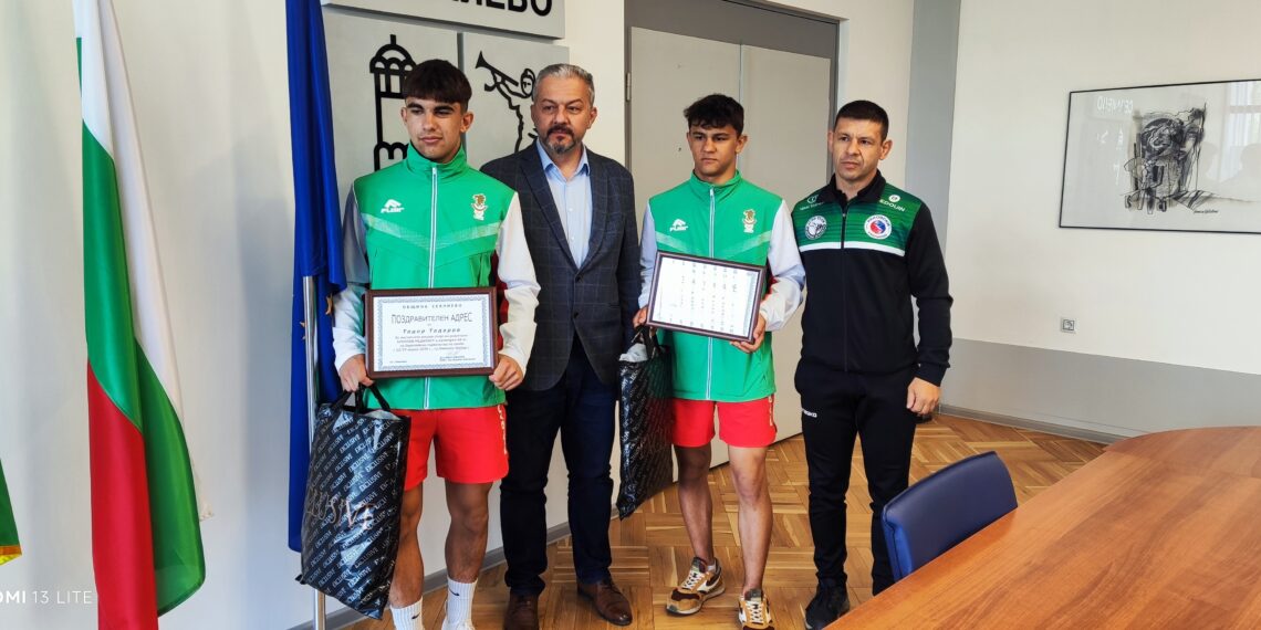 Гордост за Севлиево: Шампионите по самбо Николай Недялков и Тодор Тодоров с награди от кмета