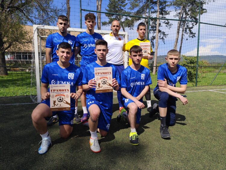 Великденският футболен турнир в Севлиево събра ученици от 5-ти до 12-ти клас в оспорвани двубои