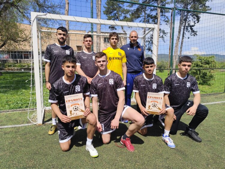 Великденският футболен турнир в Севлиево събра ученици от 5-ти до 12-ти клас в оспорвани двубои