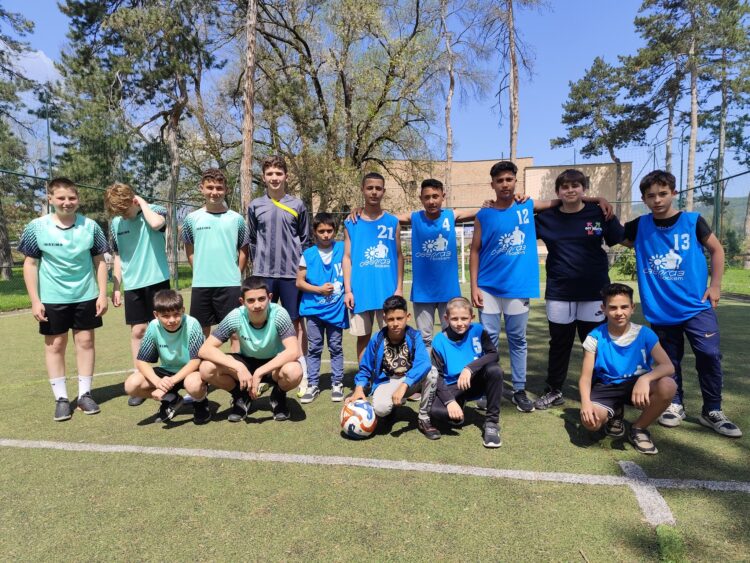 Великденският футболен турнир в Севлиево събра ученици от 5-ти до 12-ти клас в оспорвани двубои