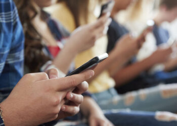 Образователното министерство предлага забрана на мобилните телефони в училище