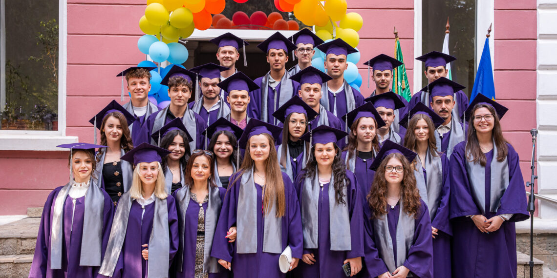 Изпратиха зрелостниците на СУ “Васил Левски”- събитие, изпълнено с емоции