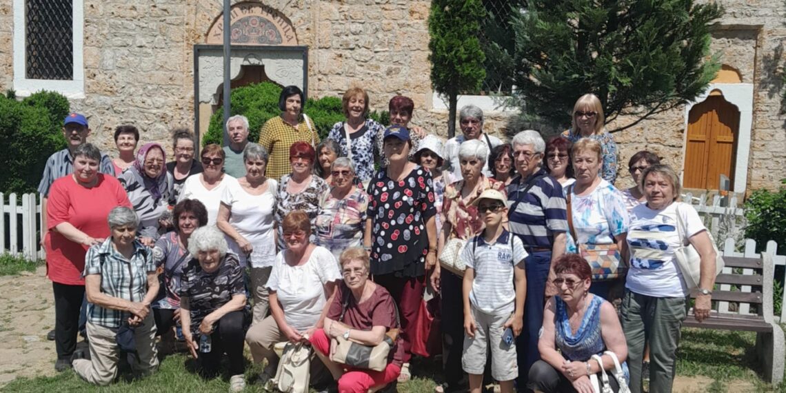 Пенсионери от Севлиево на весела и незабравима екскурзия до Правец и Етрополе