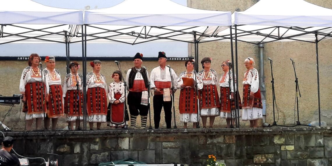 Слънце, музика, песни и танци на събора в село Ловнидол