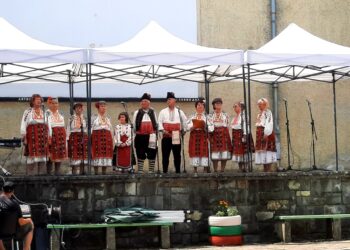 Слънце, музика, песни и танци на събора в село Ловнидол