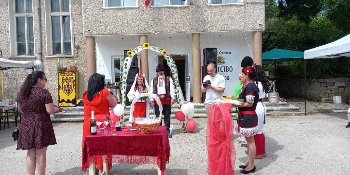 Белгийци се врекоха във вярност с традиционна българска сватба в село Търхово